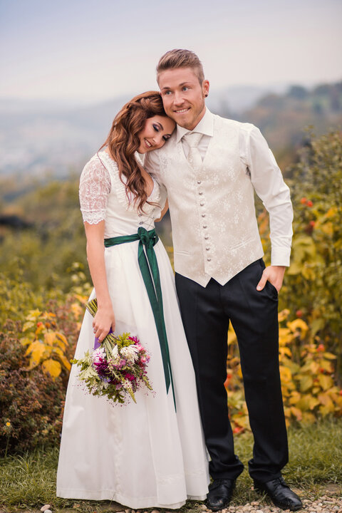 Wunderschönes Hochzeitsdirndl mit grünen Detail, seine Hochzeitsweste und die trachtenhose passen perfekt zur Braut.