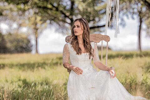 langes Brautdirndl mit tollen Details sind perfekt für Trachtenhochzeiten im Boho Look.