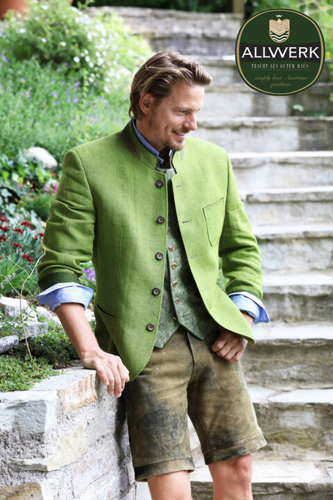 Auffällige  Kombination aus grünem Trachtenjanker, grüner Weste und kurzer Lederhose