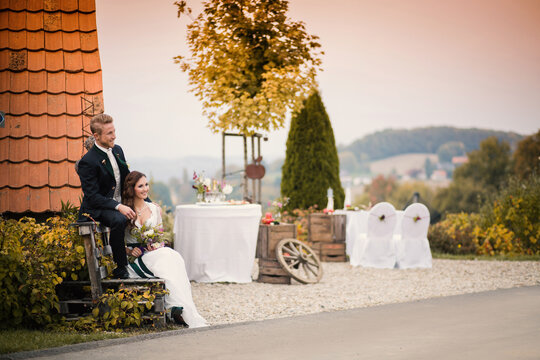 Bei uns finden Sie viele verschiedene brautdirndl und Hochzeitsanzüge im Trachtenstil