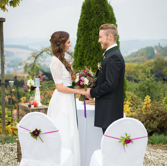 Sie sind auf der Suche nach einem Hochzeitsdirndl, Brautdirndl oder einem Festtagsdirndl? Im Trachten Shop zell finden Sie das komplette Hochzeitsoutfit für Ihren großen Tag