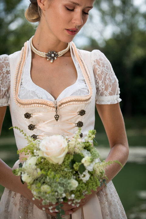 Zarte farbliche Details machen Ihr Hochzeitsdirndl besonders. Die Farben lassen sich toll in der Hochzeitsdeko oder im Brautstrauß verwenden.