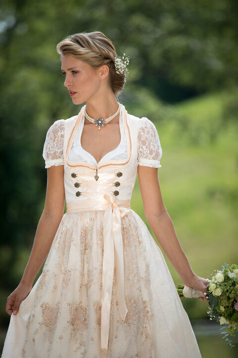 Zarte fabliche Highlights machen unsere Brautdirndl zu ganz besonderen Kleidern.